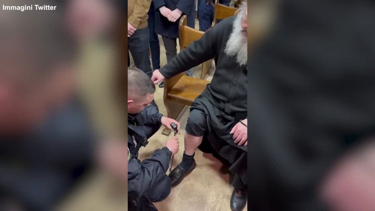 Ucraina, il metropolita Pavel con cavigliera elettronica dopo l'arresto