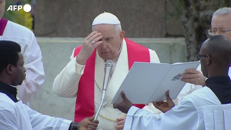 Papa: "Anch'io ho bisogno che Gesu' mi accarezzi"