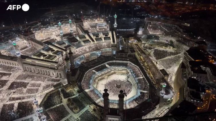 Ramadam, fedeli musulmani pregano intorno alla Kaaba nella Grande Moschea