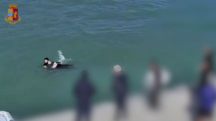 Rimini, salvata una donna nel porto canale: aveva tentato il suicidio