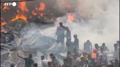 Bangladesh, incendio devasta un mercato d'abbigliamento a Dacca