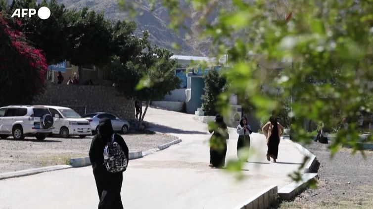 Stretta in Iran, niente scuola per chi non porta il velo