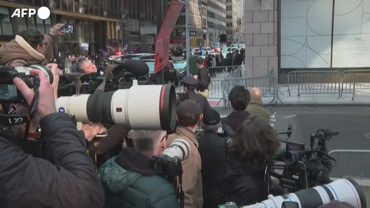 New York, Trump nel suo grattacielo sulla Quinta. Oggi l'incriminazione