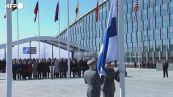 Issata la bandiera finlandese al quartier generale della Nato. Mosca minaccia ritorsioni