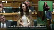 Il saluto commosso dell'ex primo ministro Ardern al parlamento neozelandese