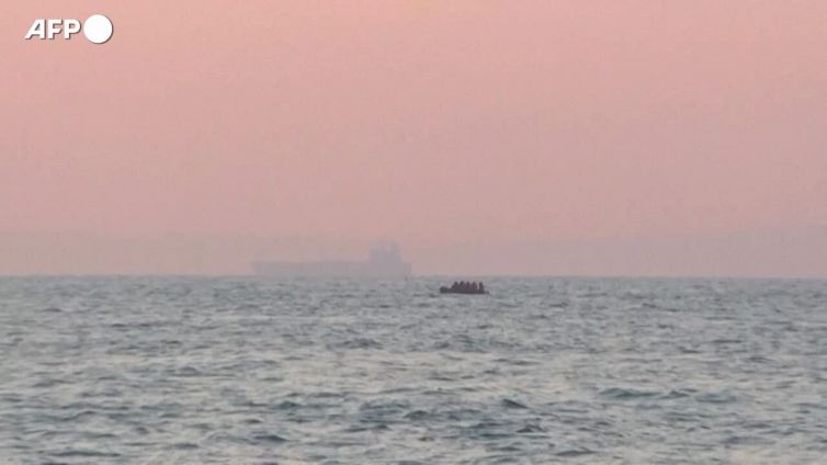 Migranti, su un gommone tentano di attraversare la Manica per raggiungere la Gran Bretagna