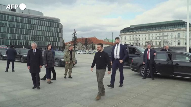 Polonia, Zelensky depone una corona di fiori sulla tomba del Milite Ignoto