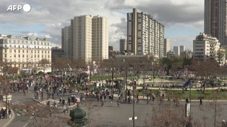 Francia, riforma pensioni: il corteo parigino arriva in place d'Italie