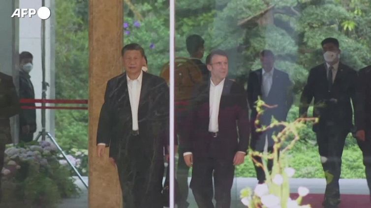 Cina, cerimonia del te' per Xi Jinping e Macron