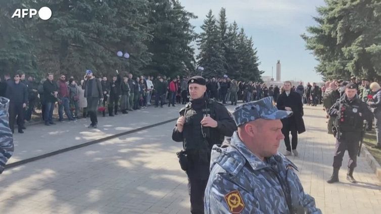 Mosca, in centinaia al funerale del blogger russo Tatarsky
