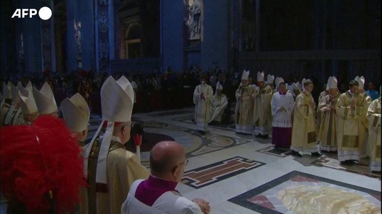 Veglia di Pasqua, Papa Francesco celebra la messa in San Pietro