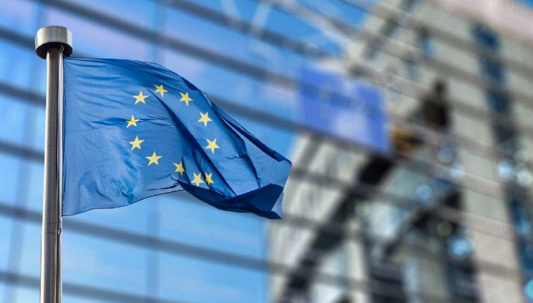 Stipendio palese nell'annuncio di lavoro: la nuova direttiva UE