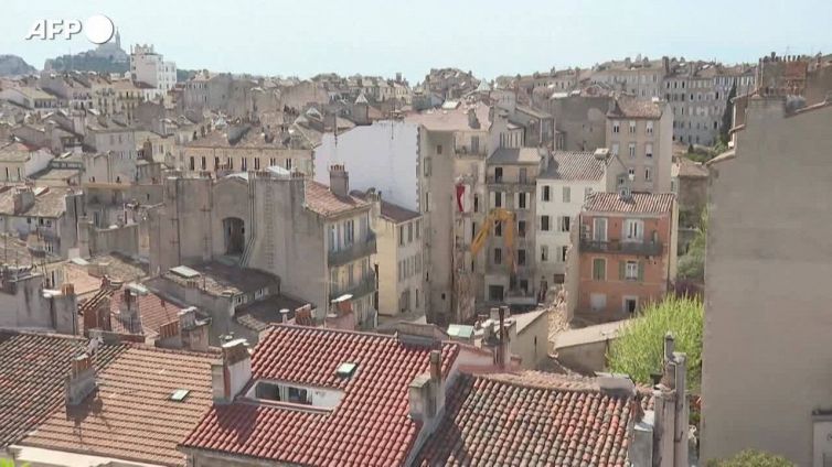 Crollo a Marsiglia, si scava a mano tra le macerie