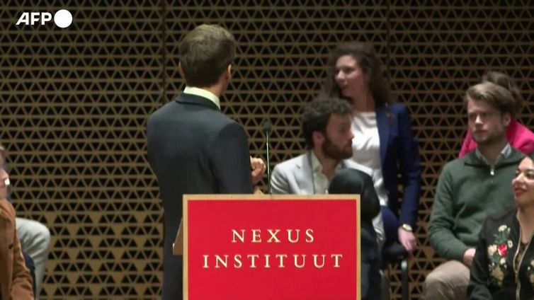 Olanda, Macron interrotto da manifestanti durante il suo discorso sull'Europa