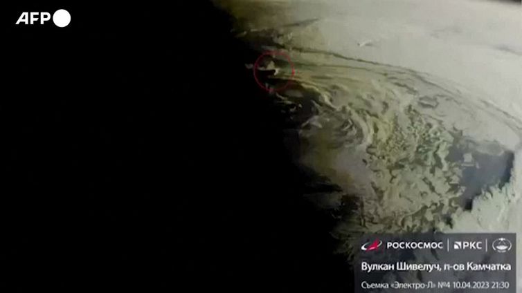 Russia, il vulcano Shiveluch erutta in Kamchatka: le immagini della nube dal satellite