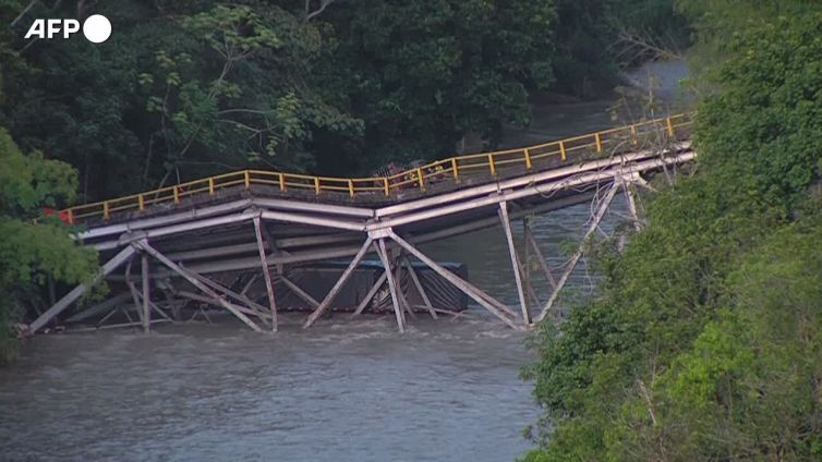 Crolla un ponte nella Colombia centrale: morti due poliziotti