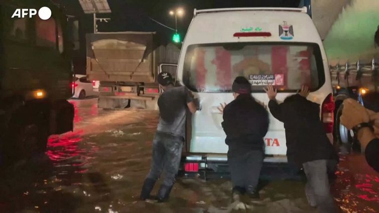 Alluvione in Iraq, le strade di al-Hilla trasformate in fiumi