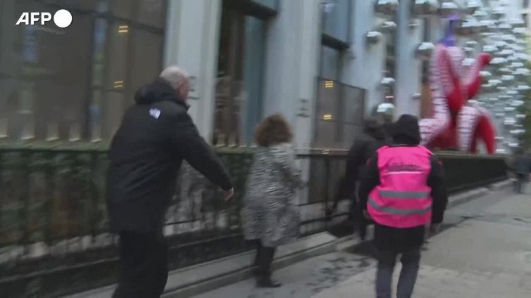 Riforma pensioni, a Parigi manifestanti invadono la sede del colosso del lusso LVMH