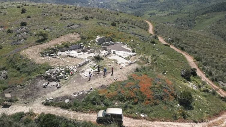 Archeologia solidale a Segesta, torna alla luce l'antica strada lastricata