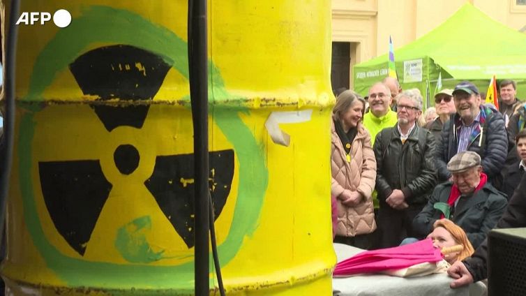 Attivisti festeggiano la chiusura degli impianti nucleari a Monaco