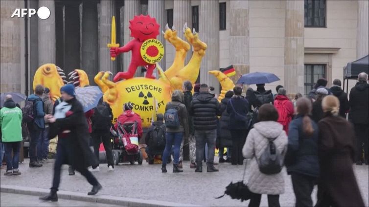 Nucleare, Greenpeace espone un tirannosauro davanti alla Porta di Brandeburgo