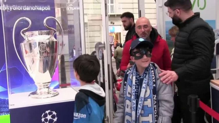 La coppa ufficiale della Champions è a Napoli