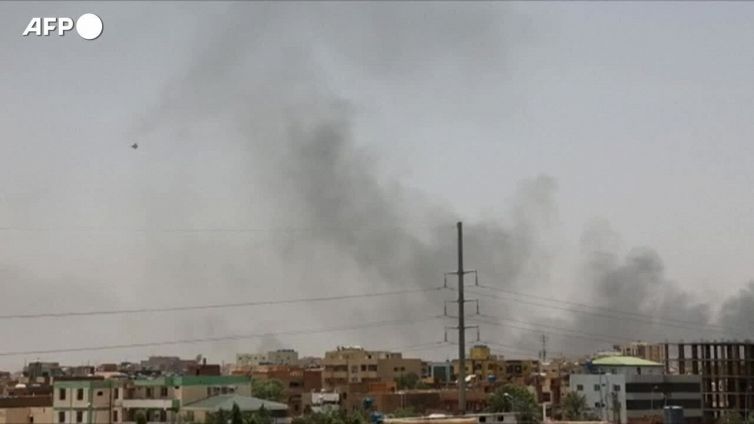 Sudan, un aereo da guerra sorvola la capitale Karthoum
