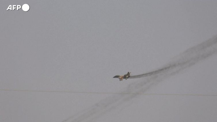 Tensioni e battaglie in Sudan, jet da combattimento sorvola la capitale Khartoum
