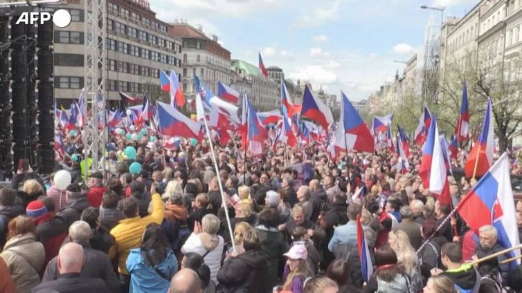 Repubblica Ceca, manifestazione antigovernativa a Praga: in migliaia in piazza