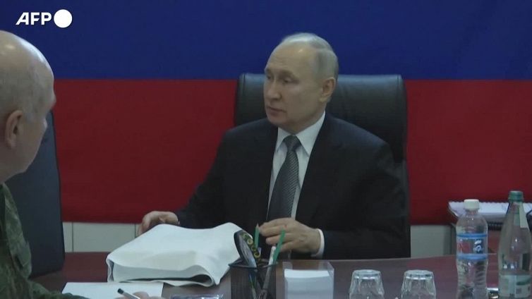 Ucraina, Putin visita le truppe nel Lugansk e regala icone