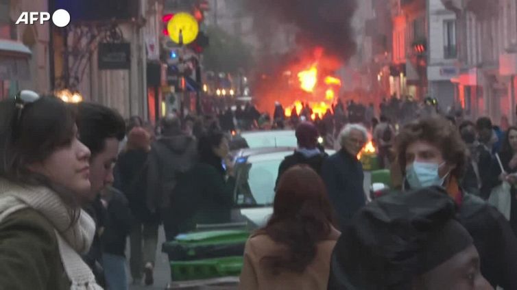 Riforma delle pensioni, disordini a Parigi dopo il discorso di Macron