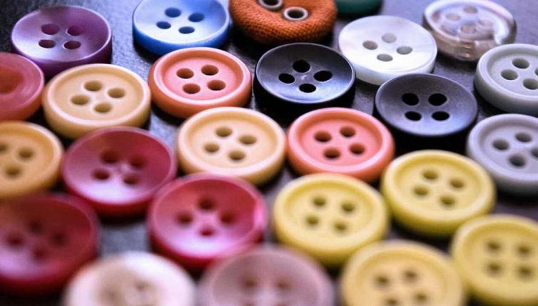 Bottoni che cadono? Ecco il trucco per riattaccarli per sempre