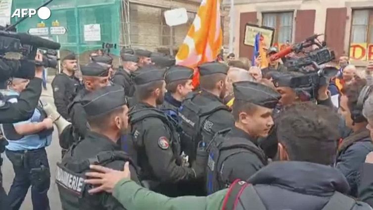 Macron in visita in Alsazia, la polizia respinge un centinaio di manifestanti