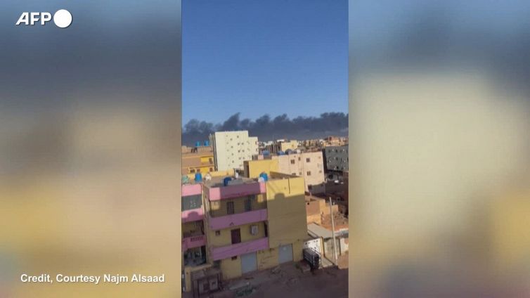 Sudan, colonne di fumo vicino all'aeroporto di Khartoum