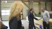 Francia, Macron visita un'azienda di lavorazione del legno in Alsazia