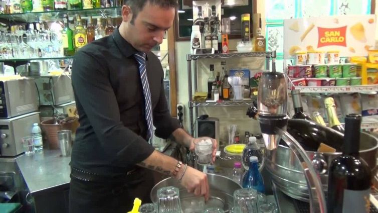 Alcol, quasi 8 milioni di italiani a rischio