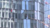 Parigi, lo "Spiderman francese" scala un grattacielo di 38 piani per dire no alla riforma delle pensioni