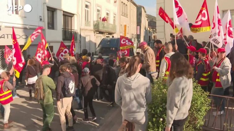 Macron contestato con pentole e una finta bara nel sud-ovest della Francia