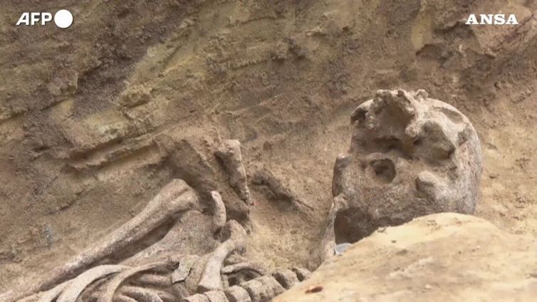 Scoperta una vasta necropoli gallo-romana nel cuore di Parigi