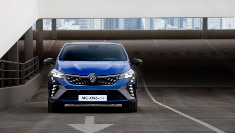 Renault Clio si mostra sotto una veste del tutto rinnovata