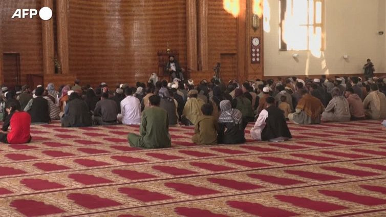 La preghiera Eid al-Fitr per la fine del Ramadan in una moschea di Kabul
