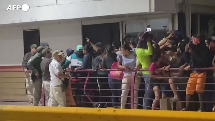 Messico, migranti venezuelani sfondano la barriera di un ponte di frontiera per entrare negli Usa