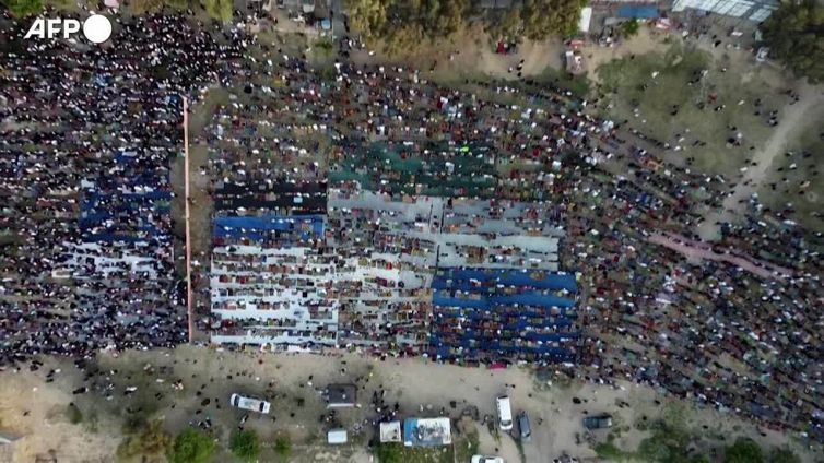 Migliaia di palestinesi in piazza a Gaza per la preghiera di fine Ramadan