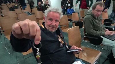Roma - Feyenoord, Mourinho regala portachiavi Conference League a giornalista olandese