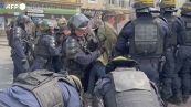Francia: riforma pensioni, la polizia respinge manifestanti