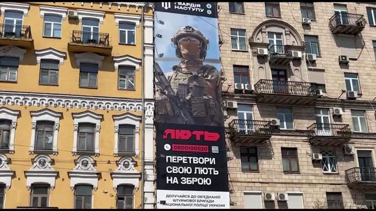 Ucraina, i muri di Kiev parlano della guerra