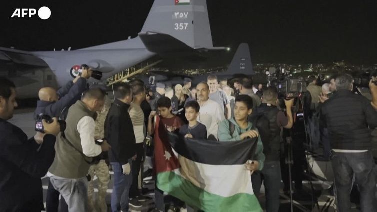Sudan, un gruppo di evacuati all'arrivo all'aeroporto militare di Amman