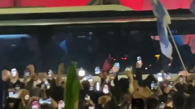 Festa scudetto Napoli, una bolgia accoglie il pullman degli azzurri durante la notte