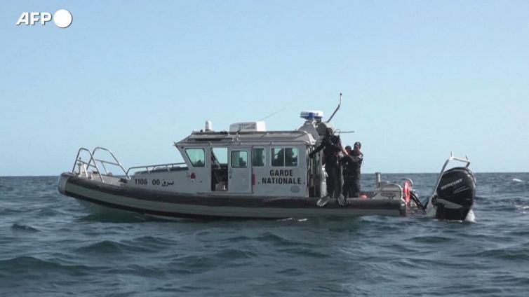Gli sbarchi non si fermano, visita lampo di Piantedosi a Lampedusa