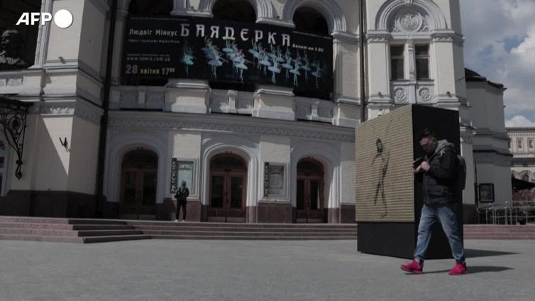 Ucraina, a Kiev i proiettili della guerra diventano un'installazione artistica